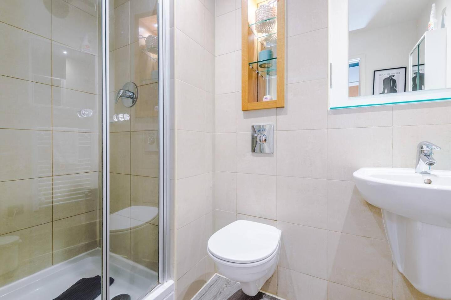 Stylish And Comfy In Centre Apartment