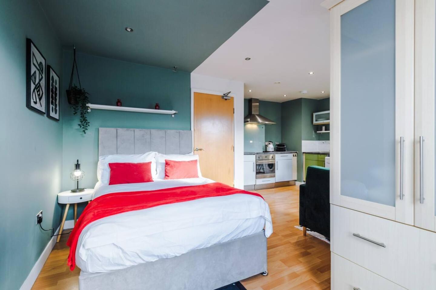 Stylish And Comfy In Centre Apartment Sheffield